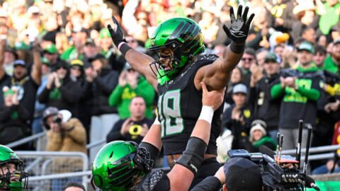 Oregon Ducks tight end Kenyon Sadiq