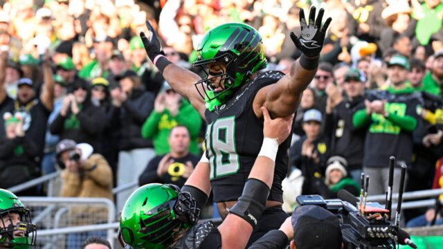 Oregon Ducks tight end Kenyon Sadiq