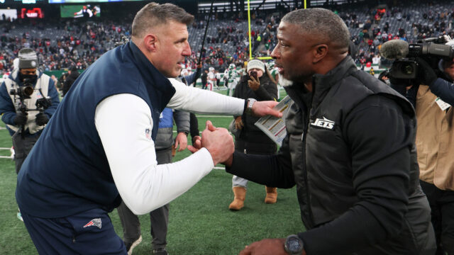 New England Patriots head coach Mike Vrabel, New YHork Jets head coach Aaron Glenn